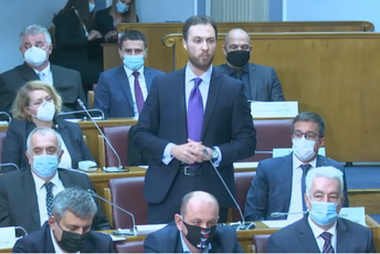 Štrumpf i trobojka na Kneževićevom licu Štrumpf i trobojka na Kneževićevom licu