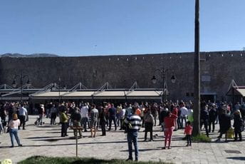 Protest budvanskih ugostitelja: Ako ne obolimo od korone, oboljećemo od šećera, srca, ljudi moraju da rade Protest budvanskih ugostitelja: Ako ne obolimo od korone, oboljećemo od šećera, srca, ljudi moraju da rade