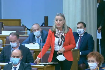 JELUŠIĆ: Crnoj Gori ne trebaju tamjan i vraćanje u prošlost, već pokretanje okoštalih institucija JELUŠIĆ: Crnoj Gori ne trebaju tamjan i vraćanje u prošlost, već pokretanje okoštalih institucija