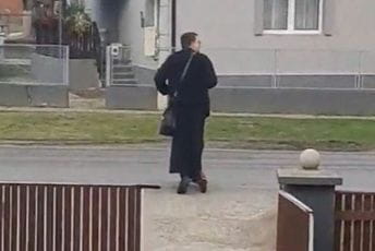 Sveštenik iz Srbije zapalio internet: Pogledajte kako ide da “sveti kuće” (VIDEO) Sveštenik iz Srbije zapalio internet: Pogledajte kako ide da “sveti kuće” (VIDEO)