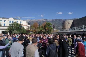 Protest ugostitelja u Budvi: Situacija je alarmantna, osnivamo novo udruženje Protest ugostitelja u Budvi: Situacija je alarmantna, osnivamo novo udruženje