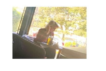 Kisić Tepavčević "uhvaćena" u kafiću bez maske (FOTO) Kisić Tepavčević "uhvaćena" u kafiću bez maske (FOTO)