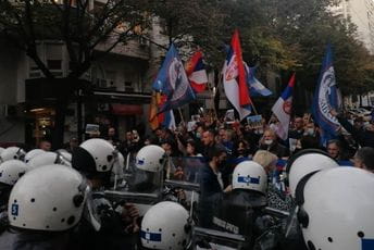 BG: Kordoni policije sprječavaju desničare da se približe festivalu „Mirdita“ BG: Kordoni policije sprječavaju desničare da se približe festivalu „Mirdita“