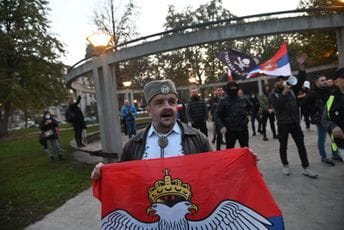 Beograd: Haos kod Ekonomskog fakulteta, desničari i komunisti u klinču Beograd: Haos kod Ekonomskog fakulteta, desničari i komunisti u klinču