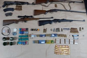 Uhapšena Budvanka: Pronašli i oduzeli pet pušaka, dvije ručne bombe i 945 komada municije Uhapšena Budvanka: Pronašli i oduzeli pet pušaka, dvije ručne bombe i 945 komada municije