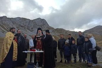 Joanikije podržao odbranu Sinjajevine: Na Savinim vodama kršteno 10 mještana, jednom je kumovao lično vladika Joanikije podržao odbranu Sinjajevine: Na Savinim vodama kršteno 10 mještana, jednom je kumovao lično vladika