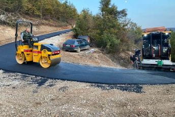 Stiže asfalt u udaljena bjelopoljska sela Stiže asfalt u udaljena bjelopoljska sela