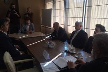 Sastanak Krivokapića i nove većine počeo minutom ćutanja za mitropolita Amfilohija Sastanak Krivokapića i nove većine počeo minutom ćutanja za mitropolita Amfilohija