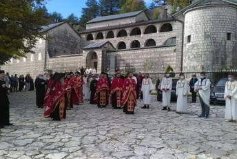Amfilohije prenijet na Cetinje, dočekali ga sveštenstvo i građani ispred Cetinjskog manastira  (FOTO, VIDEO)
