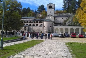 Opštinski tim pozvao građane koji se okupljaju ispred Manastira da poštuju mjere NKT-a Opštinski tim pozvao građane koji se okupljaju ispred Manastira da poštuju mjere NKT-a