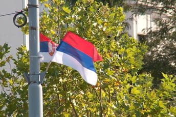 Ambasador Srbije u Siriji spustio zastavu na pola koplja zbog smrti Amfilohija Ambasador Srbije u Siriji spustio zastavu na pola koplja zbog smrti Amfilohija