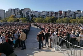 Amfilohijevi posmrtni ostaci prenešeni u Podgoricu, vjernici okupljeni ispred hrama Amfilohijevi posmrtni ostaci prenešeni u Podgoricu, vjernici okupljeni ispred hrama
