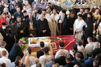 Doktorica KCCG pisala NKT-u: Molim da izdate nalog da se Amfilohijev kovčeg zatvori, taj obred je leglo zaraze Doktorica KCCG pisala NKT-u: Molim da izdate nalog da se Amfilohijev kovčeg zatvori, taj obred je leglo zaraze