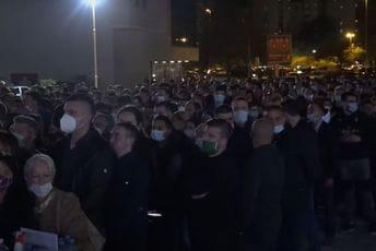 Vjernici i dalje u velikom broju kod hrama, u mimohodu se opraštaju od mitropolita (VIDEO) Vjernici i dalje u velikom broju kod hrama, u mimohodu se opraštaju od mitropolita (VIDEO)