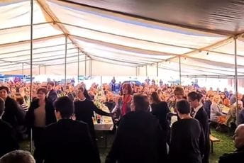 Ne mare za koronu: Nakon mise zaplesali kolo Ne mare za koronu: Nakon mise zaplesali kolo