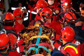 Dvije djevojčice izvučene žive iz ruševina u Izmiru Dvije djevojčice izvučene žive iz ruševina u Izmiru