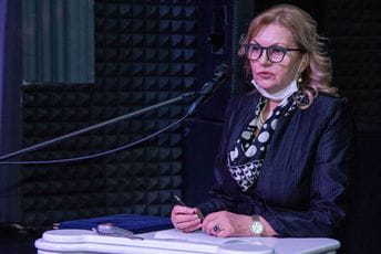 Omerhodžić izabrana za predsjednicu SO Bijelo Polje, odbornici odali poštu Amfilohiju minutom ćutanja Omerhodžić izabrana za predsjednicu SO Bijelo Polje, odbornici odali poštu Amfilohiju minutom ćutanja