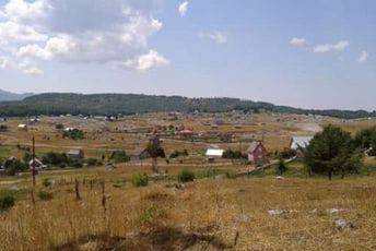 Pronađena uzgajivačnica marihuane na Kakarickoj gori, uhapšena jedna osoba Pronađena uzgajivačnica marihuane na Kakarickoj gori, uhapšena jedna osoba