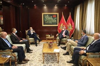 Đukanović sa članovima NKT: Neodgovoran odnos dijela javnosti doprinosi nepovoljnoj epidemiološkoj situaciji Đukanović sa članovima NKT: Neodgovoran odnos dijela javnosti doprinosi nepovoljnoj epidemiološkoj situaciji