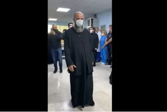 Mitrović obukao mantiju da isprati mitropolita Amfilohija Mitrović obukao mantiju da isprati mitropolita Amfilohija