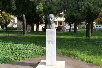 Očistili kamenu ploču na spomen-bisti Moše Pijade Očistili kamenu ploču na spomen-bisti Moše Pijade