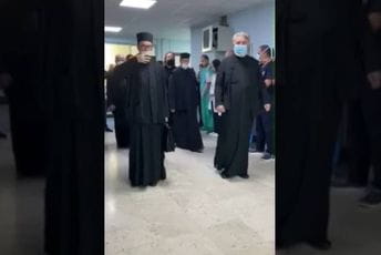 Ljekari i sestre iz drugih odjeljenja KC ušli na Internu kliniku da se oproste od Amfilohija Ljekari i sestre iz drugih odjeljenja KC ušli na Internu kliniku da se oproste od Amfilohija