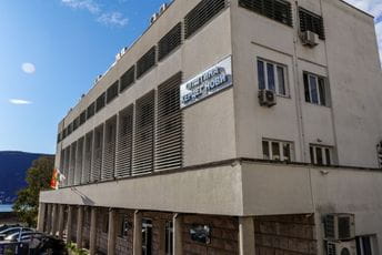 Natpis na spomeniku na Savini vandalski i anticivilizacijski čin Natpis na spomeniku na Savini vandalski i anticivilizacijski čin