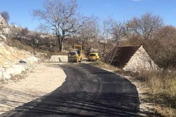 Počelo asfaltiranje prve dionice puta ka selu Ubli