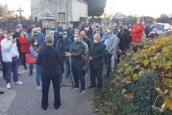 Metodije: Namjeravali smo da stavimo krst na grob Plamenca, ploča podignuta da bi se utvrdilo da li u grobu počiva samo on Metodije: Namjeravali smo da stavimo krst na grob Plamenca, ploča podignuta da bi se utvrdilo da li u grobu počiva samo on