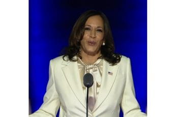 Bijeli kostim Kamale Haris poruka o politici prošlosti i budućnosti Bijeli kostim Kamale Haris poruka o politici prošlosti i budućnosti