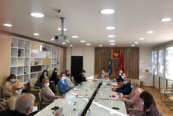 Tomanović: Poražavajuća slika, u bolnici se zaraženi bore za život, na šetalištu ljudi bez maske Tomanović: Poražavajuća slika, u bolnici se zaraženi bore za život, na šetalištu ljudi bez maske