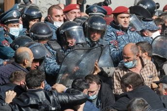 Hiljade Jermena na ulicama, sukobi s policijom Hiljade Jermena na ulicama, sukobi s policijom