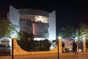 Razvijena trobojka ispred hrvatske ambasade u Podgorici Razvijena trobojka ispred hrvatske ambasade u Podgorici