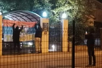 Konatar i Raičević privedeni zbog trobojke ispred ambasade Hrvatske, za trećom osobom se traga Konatar i Raičević privedeni zbog trobojke ispred ambasade Hrvatske, za trećom osobom se traga