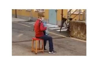 Penzioner svira serenadu ispod bolničkog prozora za svoju suprugu (VIDEO) Penzioner svira serenadu ispod bolničkog prozora za svoju suprugu (VIDEO)