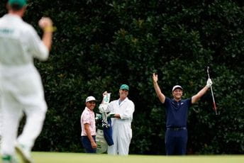 Najluđi pogodak u istoriji golfa: Loptica triput odskočila od vode i ušla u rupu Najluđi pogodak u istoriji golfa: Loptica triput odskočila od vode i ušla u rupu