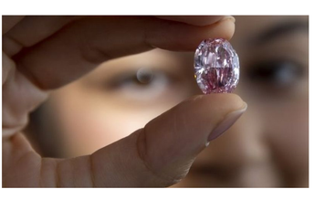 Penzionerka u kutiji za nakit pronašla neobičan kamen, kupljen na buvljaku Ilustracija