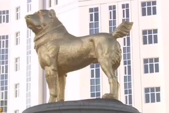 Predsjednik Turkmenistana podigao zlatni spomenik psu Predsjednik Turkmenistana podigao zlatni spomenik psu