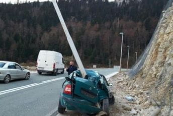Udes kod tunela Ivica: Smrskan automobil Udes kod tunela Ivica: Smrskan automobil