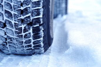 Na put ne kretati bez zimske opreme, kolovozi mokri ima i poledice Na put ne kretati bez zimske opreme, kolovozi mokri ima i poledice