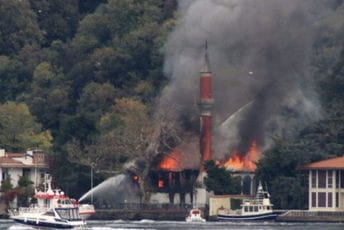Požar u istanbulskoj drvenoj džamiji iz 17. vijeka Požar u istanbulskoj drvenoj džamiji iz 17. vijeka