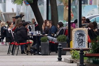 Iduće sedmice tražiće da se otvore bašte kafića Iduće sedmice tražiće da se otvore bašte kafića