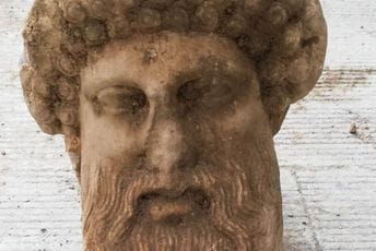 Mermerna glava Hermesa iz 3. vijeka p.n.e. pronađena ispod pločnika u Atini Mermerna glava Hermesa iz 3. vijeka p.n.e. pronađena ispod pločnika u Atini
