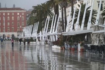 Mladić iz Splita uplakanoj baki platio račune jer je izgubila novac na putu Mladić iz Splita uplakanoj baki platio račune jer je izgubila novac na putu