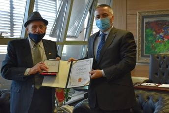 Veljoviću priznanje od penzionisanih službenika Veljoviću priznanje od penzionisanih službenika