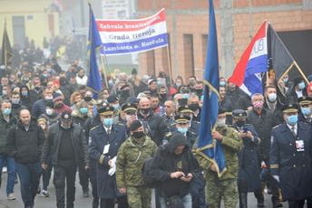 Hiljade ljudi u Koloni sjećanja u Vukovaru, bio i Vučićev izaslanik Hiljade ljudi u Koloni sjećanja u Vukovaru, bio i Vučićev izaslanik