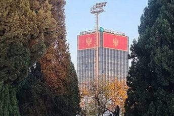 Crnogorske zastave se ponovo vijore na najvišoj zgradi u Podgorici Crnogorske zastave se ponovo vijore na najvišoj zgradi u Podgorici