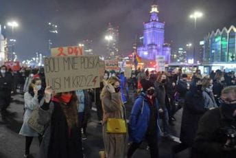 Varšava: Policija spriječila demonstrante da blokiraju zgradu parlamenta Varšava: Policija spriječila demonstrante da blokiraju zgradu parlamenta