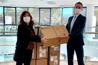 Misija OEBS-a u Crnoj Gori donirala Portalu Analitika komplet desktop računara Program menadžer za medije u Misiji OEBS-a u CG Daniel Blank predao je komplet desktop računara izvršnoj direktorici Portala Analitika Tinki Đuranović