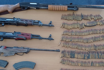 Uhapšen Cetinjanin: Policija pronašla veću količinu municije, dvije automatske, lovačku i pušku nepoznate marke Uhapšen Cetinjanin: Policija pronašla veću količinu municije, dvije automatske, lovačku i pušku nepoznate marke